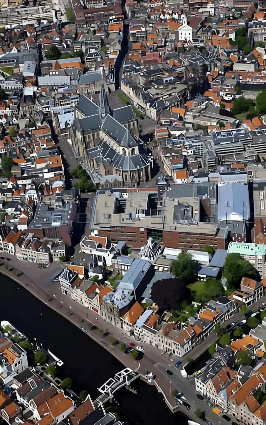 Luchtbeeld van de binnenstad van Haarlem met de Grote of St.-Bavokerk